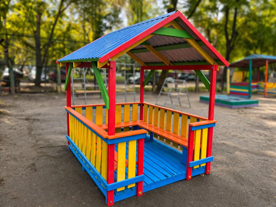 Дитячі майданчики, потяги, гусениці, альтанки з дерева