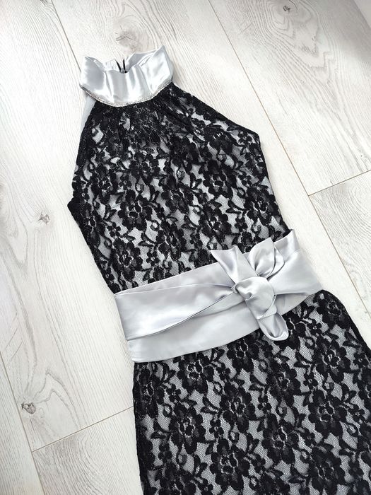 Elegancka koronkowa satynowa czarna srebrna sukienka do kolan r. 36