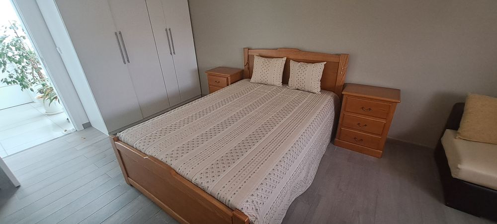 Cama casal c mesas cabeceira.64285475392641123