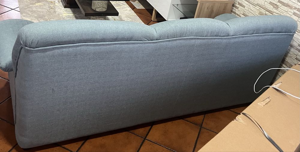 Sofá de tres lugares