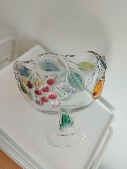Taça de vidro trabalhado com pé (fruteira decorativa)