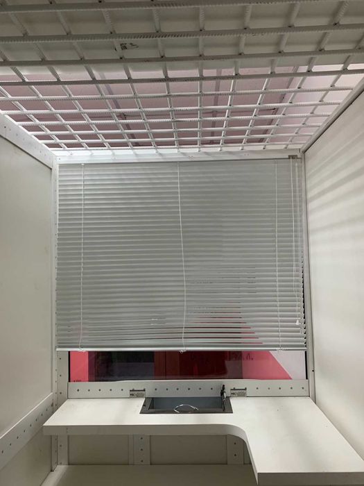 Обмен валют, обменка, пункт обмена валют, касса, капсула, броне двери