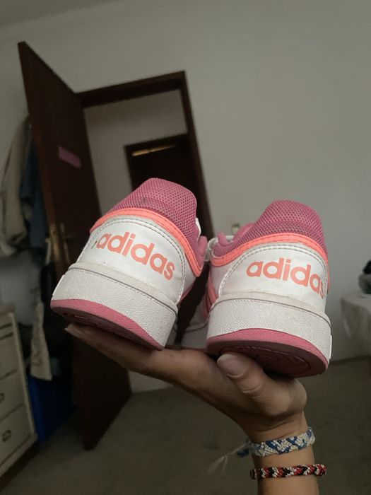 adidas brancas e cor de rosa