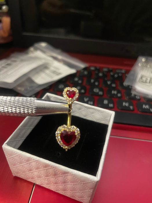 Пирсинг в пупок , язык .