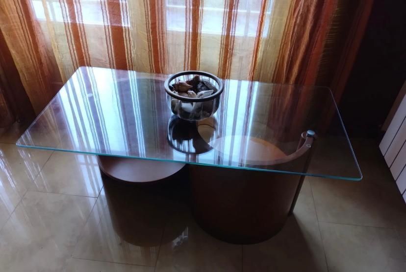 Mesa Em Madeira Maciça E Tampo De Vidro