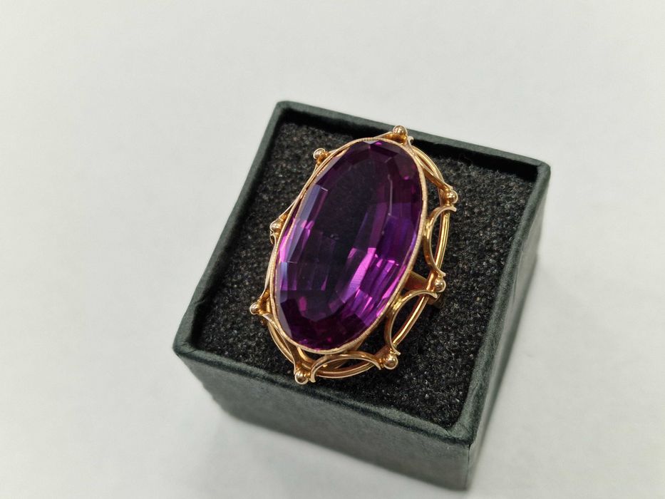 Złoty pierścionek/ 585/ 12.52 gram/ R19/ Korund/ XX wiek/ praca ręczna