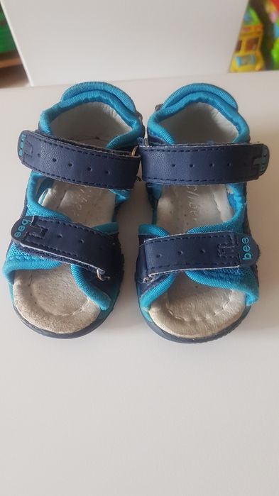 Продам детские босоножни р.19