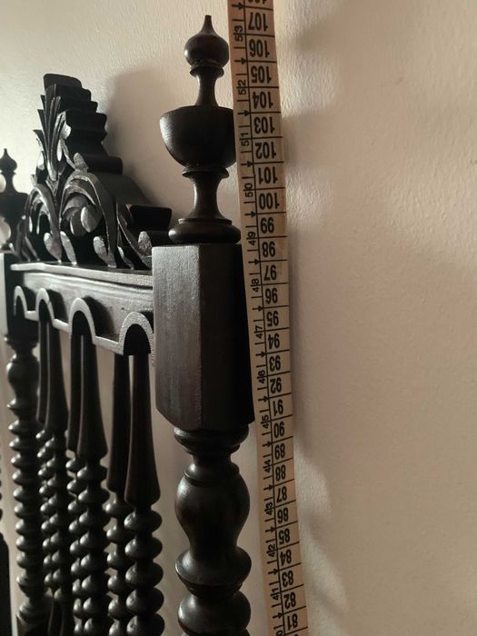 2 Cadeiras de Madeira Escura