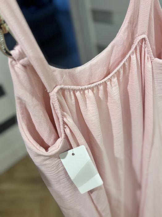 Sukienka maxy w pudrowy róż na Ramiączka