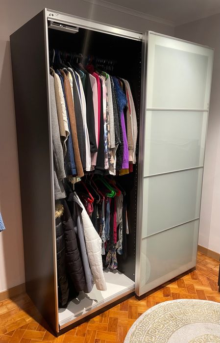 Roupeiro (portas deslizantes, fecho suave, vidro fosco)