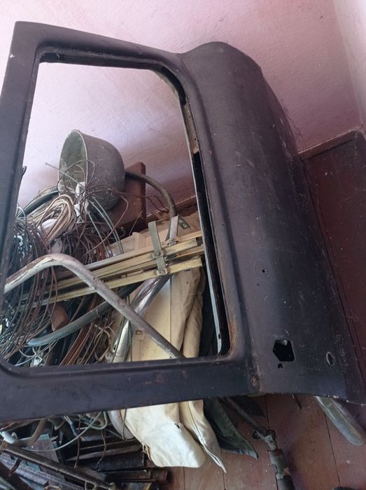 Продам праву передню дверку до Волги.