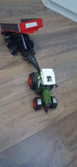 Traktor z przyczepą Fendt