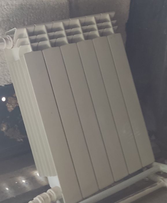 Батарея опалення, газова колонка робоча.