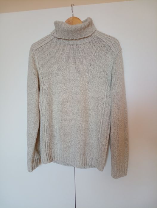 Sweter z golfem.