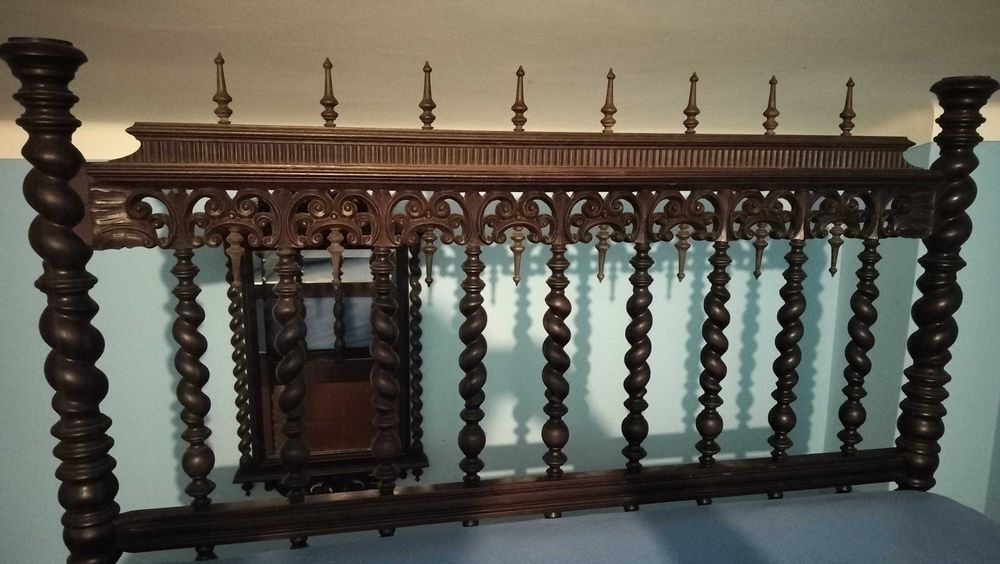 Cama casal trabalhada em madeira exótica