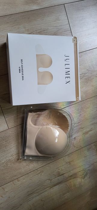 Stanik naklejany do dużego dekoltu