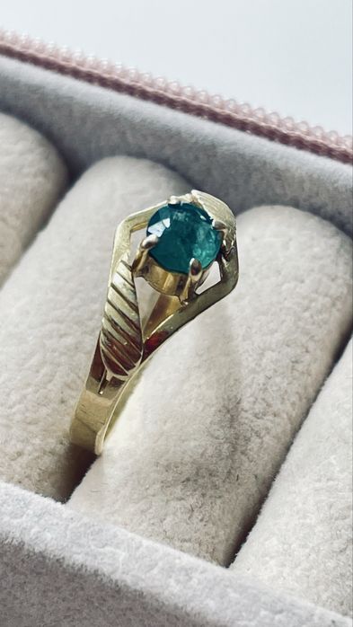 Anel de ouro 18k com 1 esmeralda grande.