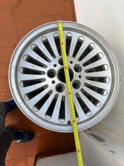 Jantes de liga leve.