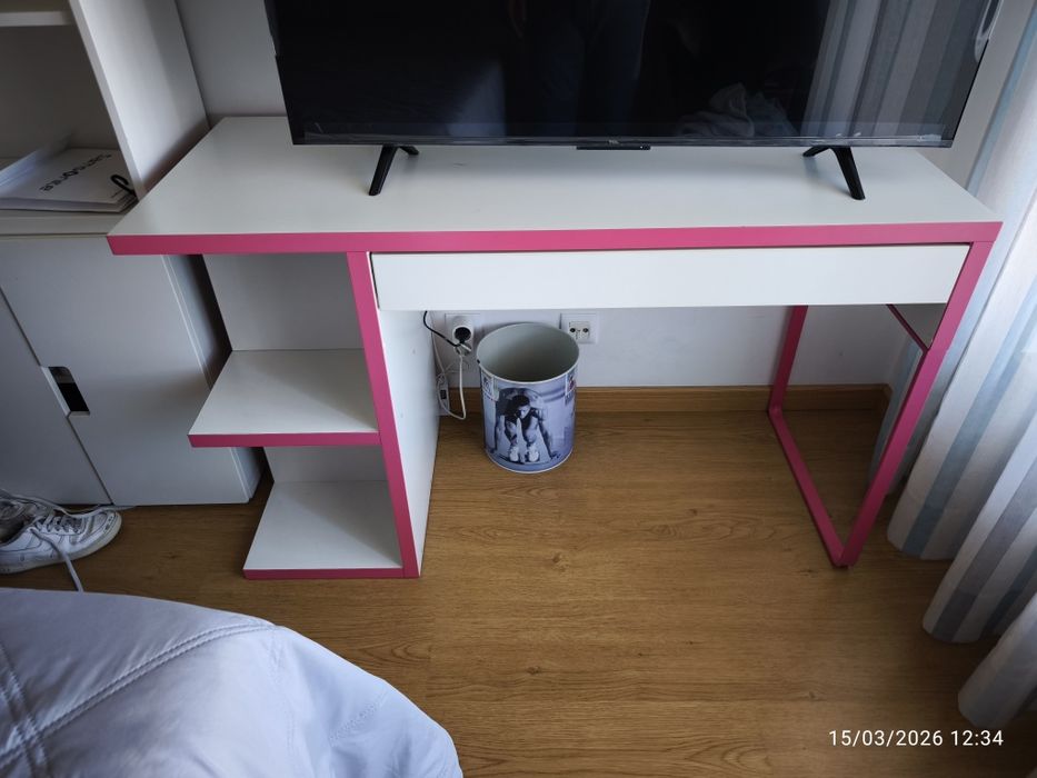 Secretaria de menina com cadeira