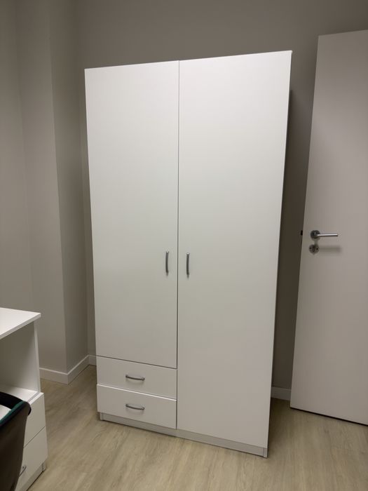 Cama mais roupeiro e secretaria
