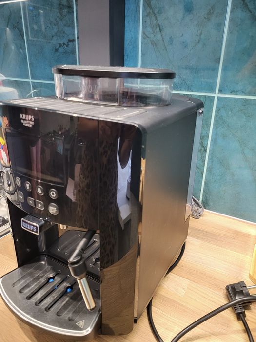 Продам б/в кавомашину  KRUPS Arabica EA817010