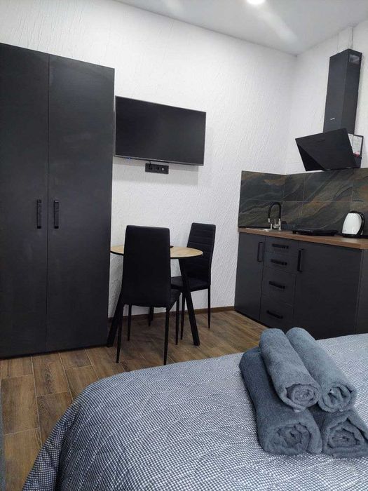 Кімната-студія подобово з власною кухнею