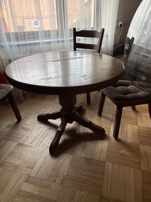 Stół drewniany z krzesłami