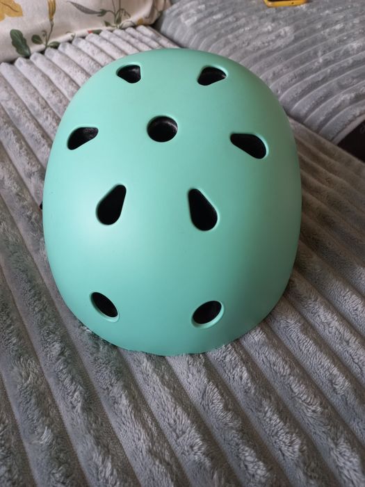 Pierwszy kask dla malucha.