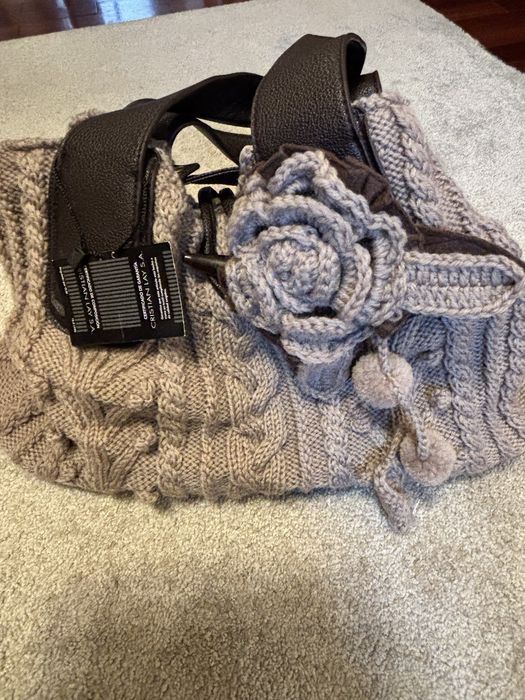 Original carteira  em lã bege e castanha com pormenores.