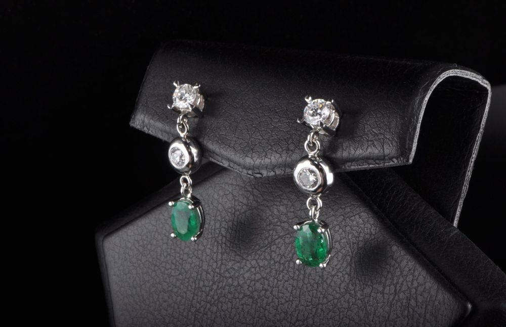 Серьги из белого золота с изумрудами и бриллиантами