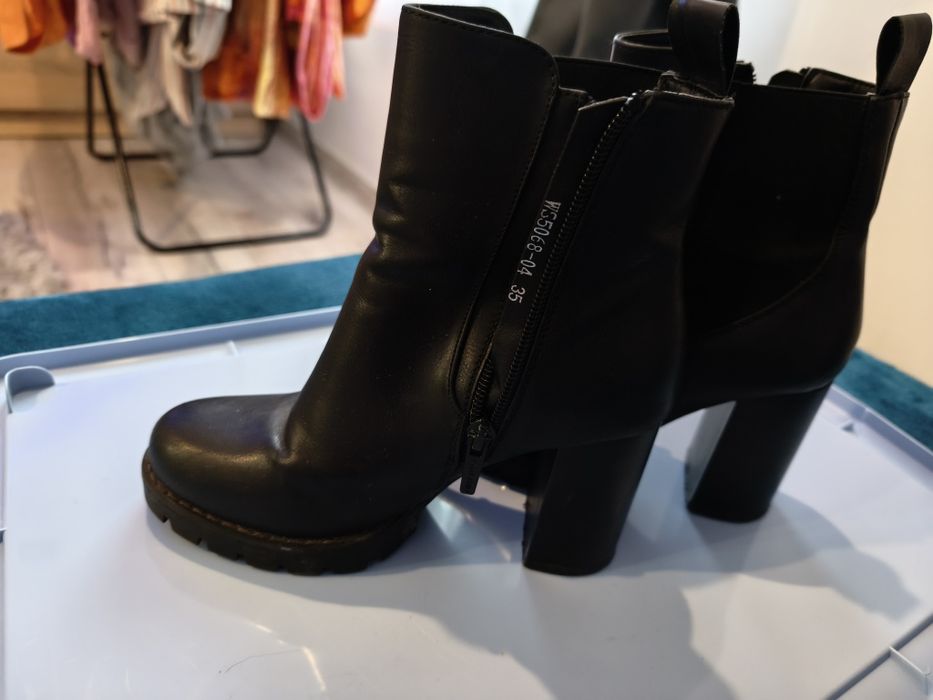 Czarne botki na korku