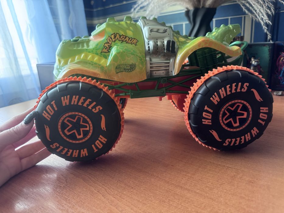 Автомобиль на радиоуправлении Hot Wheels Monster Trucks