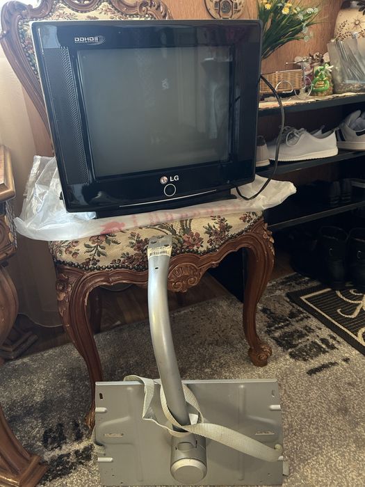 Продам телевізор з поличкою робочий