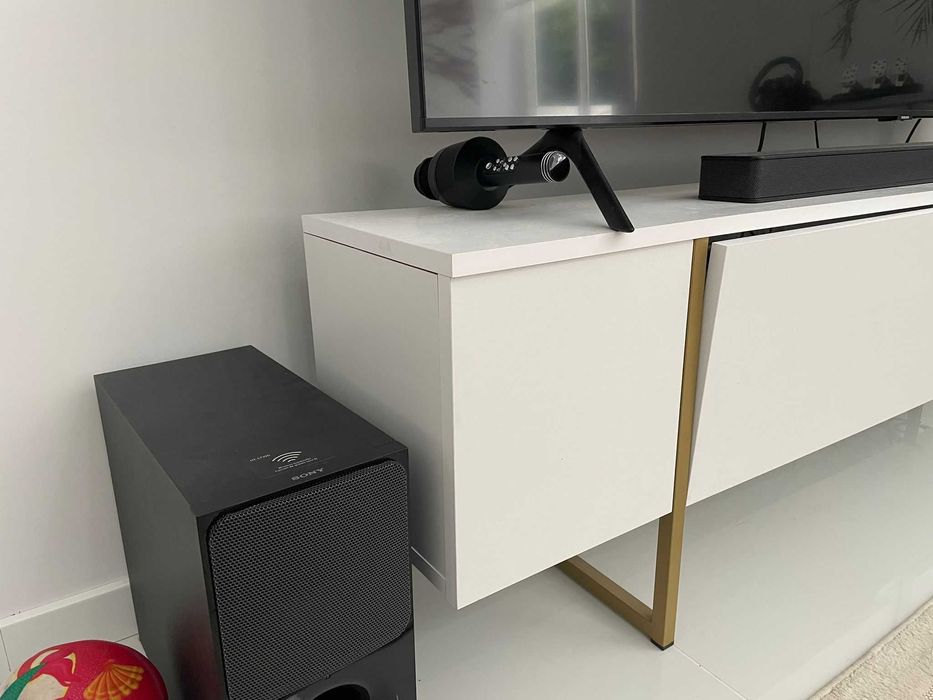 Móvel de TV branco e dourado 1.80cm