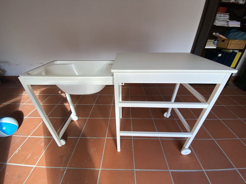 Móvel muda-fraldas com banheira