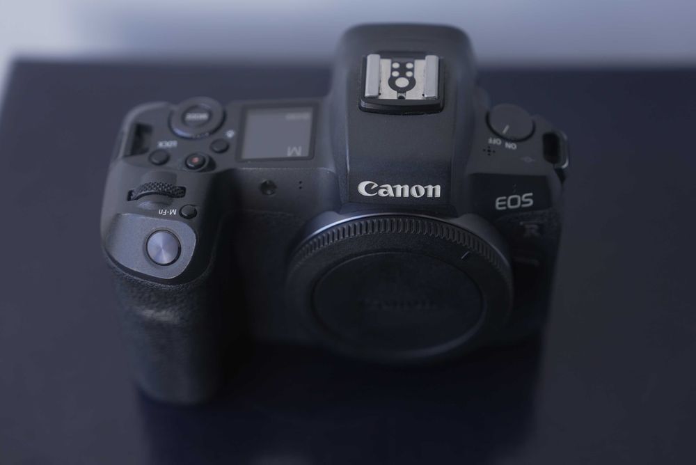 Бездзеркальний фотоапарат Canon EOS R