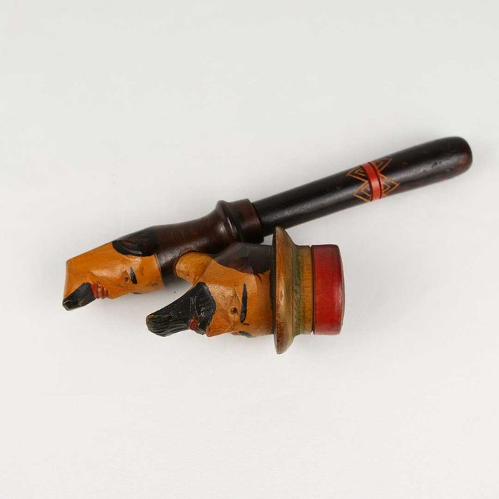 Invulgar cachimbo em madeira talhada e pintada à mão