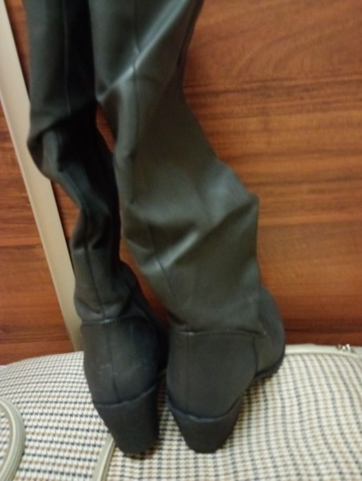 Piękne buty szare zasuwane na zamek z boku.
