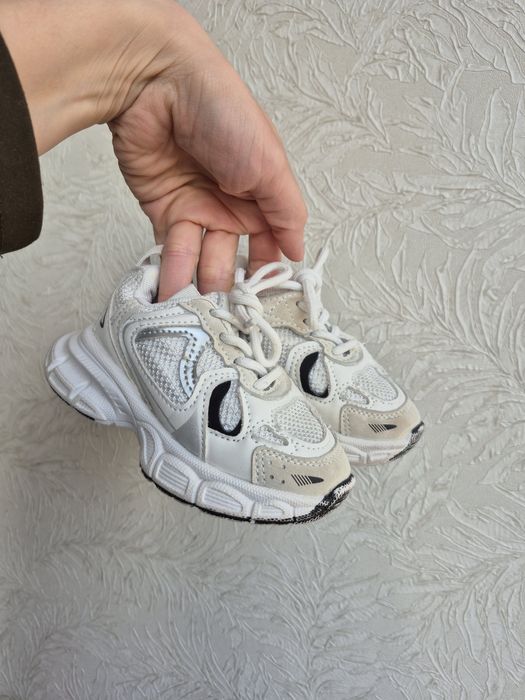 Білі дитячі кросівки