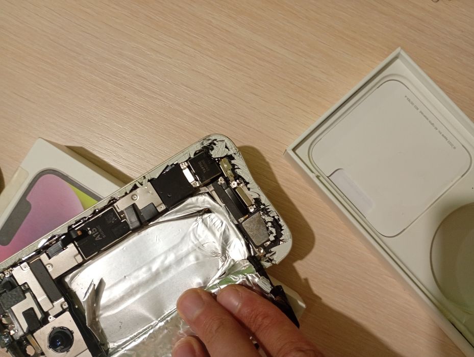 Розбитий iPhone 14