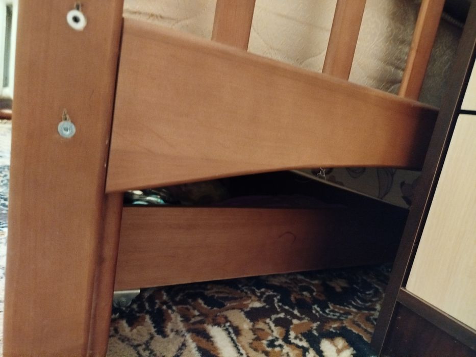 Нове дерев'яне односпальне ліжко