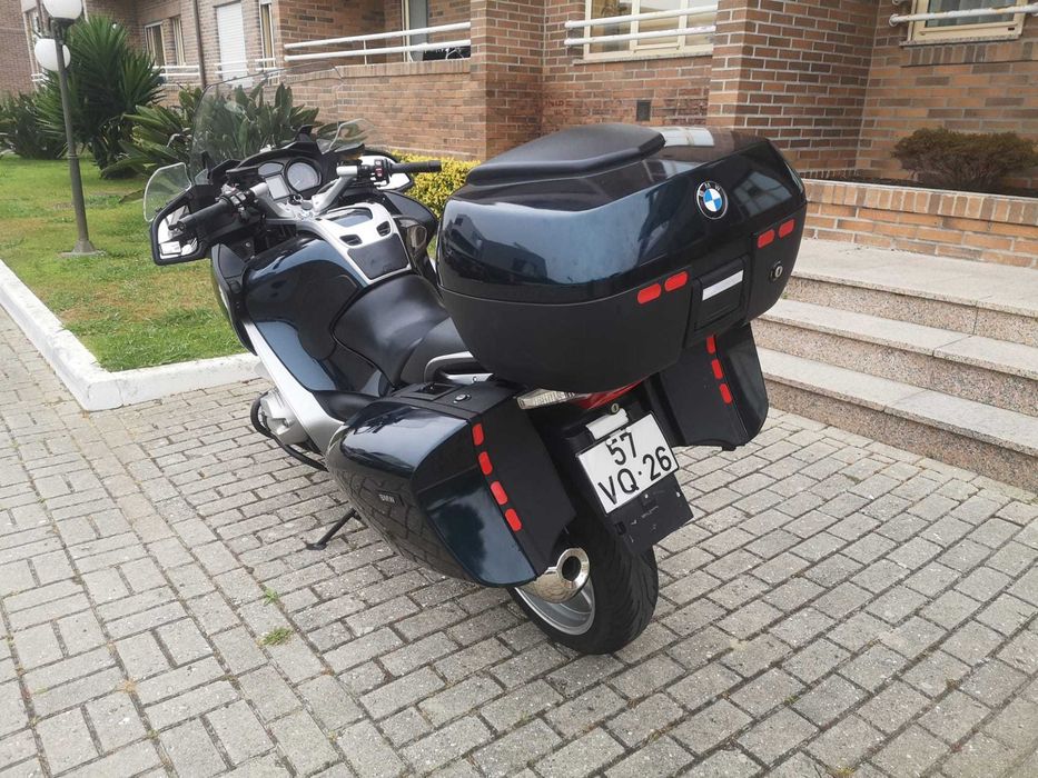 BMW R 1200 RT com malas laterais e top case