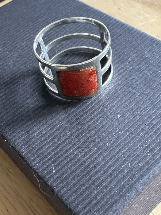 Srebrny pierścionek z koralem