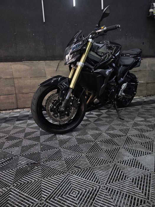 Suzuki GSR 750 naked