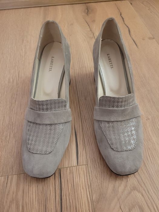 Półbuty w kolorze szarym