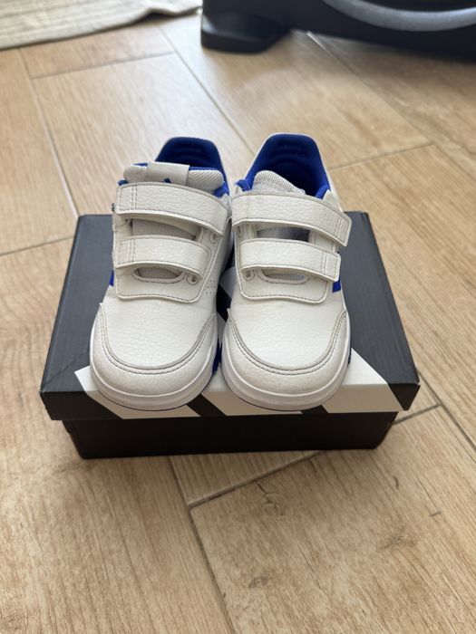 Sapatilha adidas 27