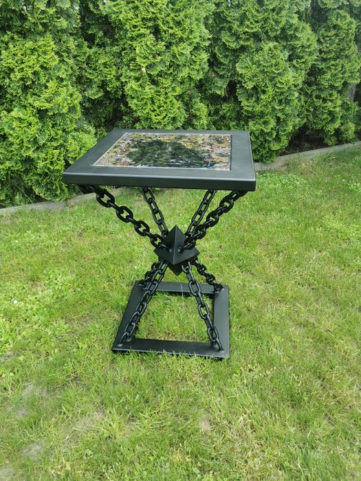 Stolik na łańcuchach