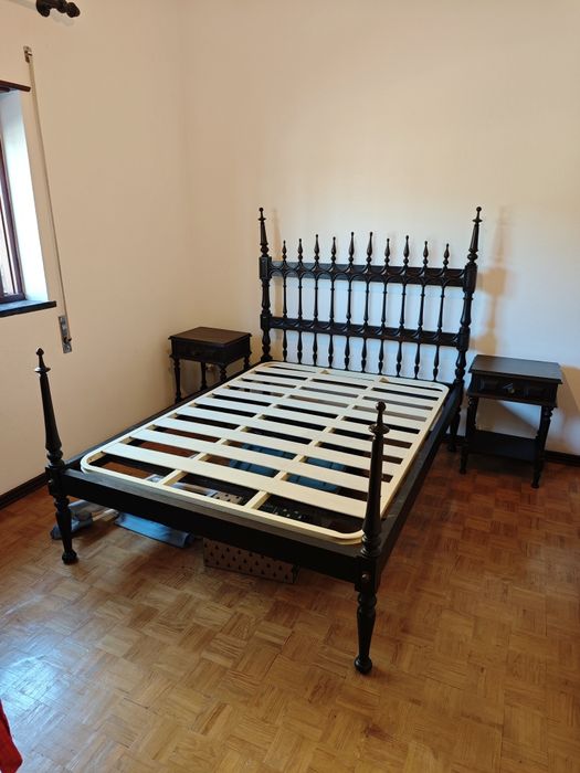 Cama de casal vintage 140x195 + estrado +  2 mesas cabeceira