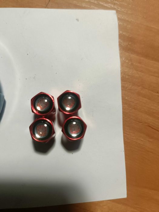 znaczek fiat plus nakretki na wentylki