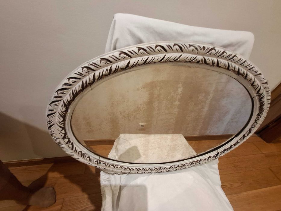 Espelho oval com moldura de talha em madeira